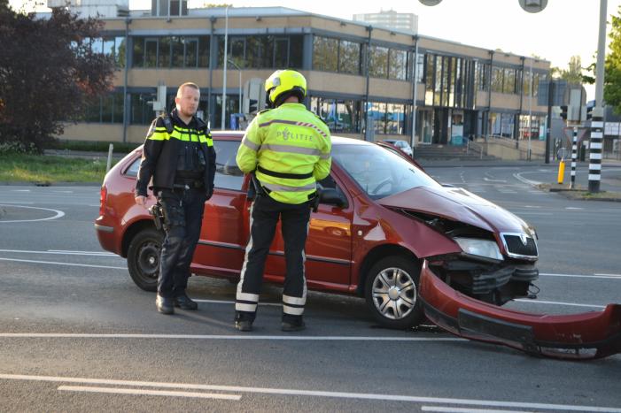 Bestuurder rijdt door rood en veroorzaakt ongeval