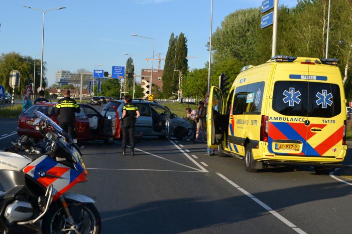 Bestuurder rijdt door rood en veroorzaakt ongeval