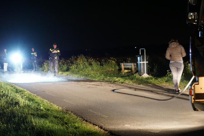 Brandweer blust brandend asfalt