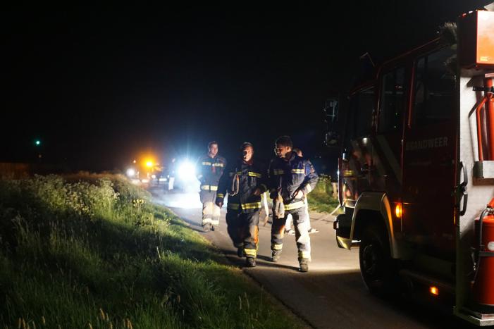 Brandweer blust brandend asfalt