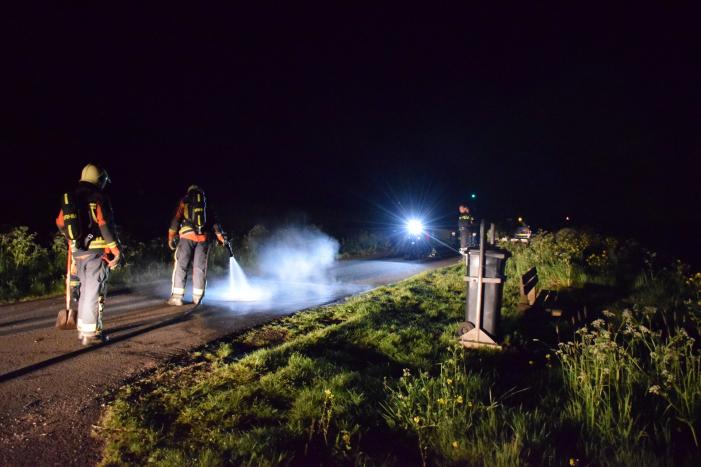 Brandweer blust brandend asfalt