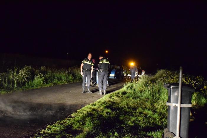 Brandweer blust brandend asfalt