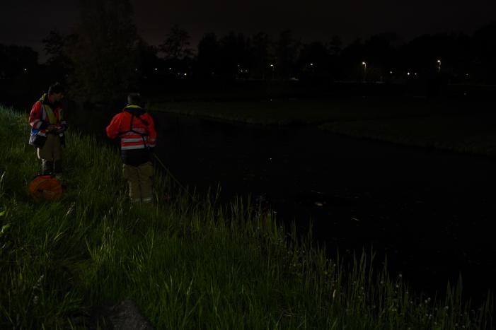 Gewonde na auto te water