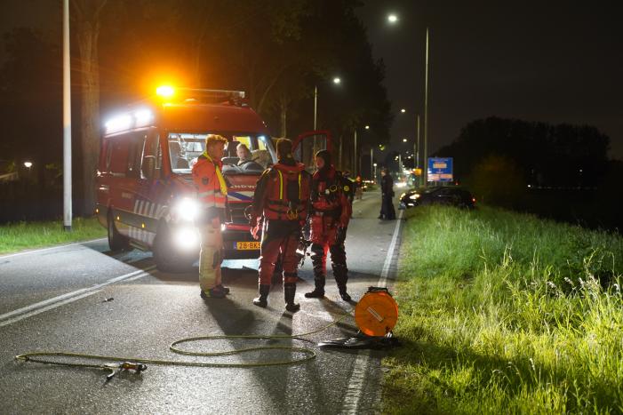 Gewonde na auto te water