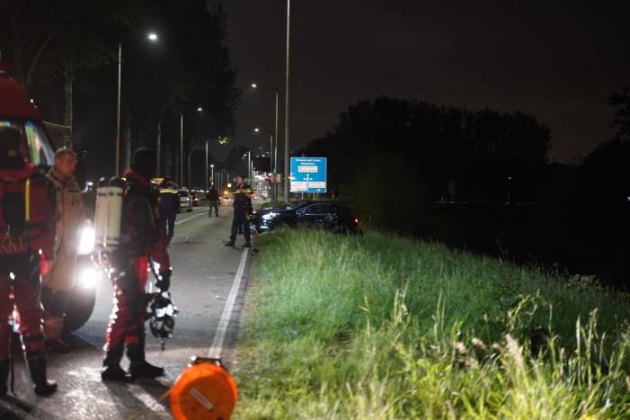 Gewonde na auto te water