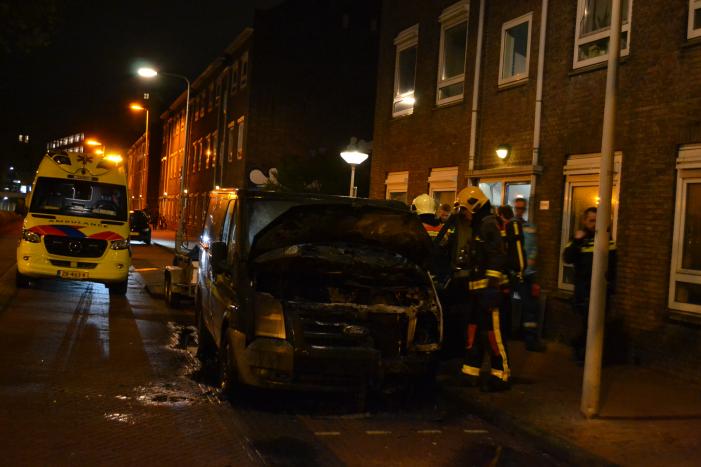 Motorcompartiment bestelbus volledig uitgebrand