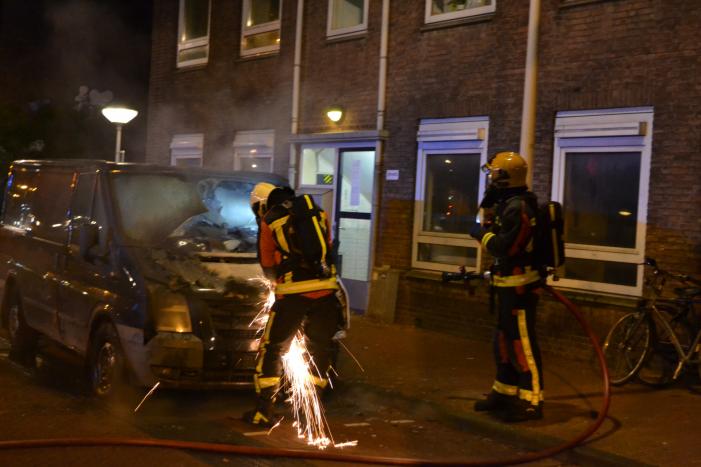 Motorcompartiment bestelbus volledig uitgebrand