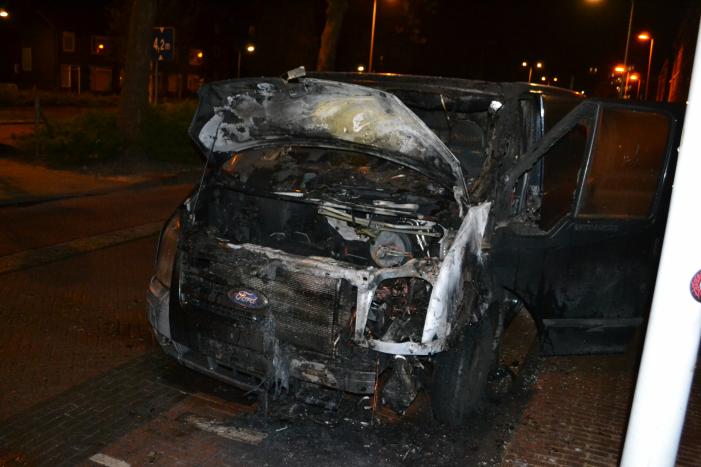 Motorcompartiment bestelbus volledig uitgebrand