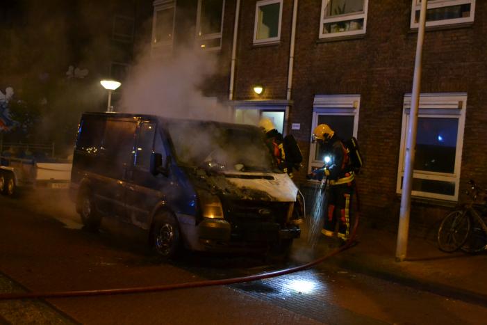 Motorcompartiment bestelbus volledig uitgebrand