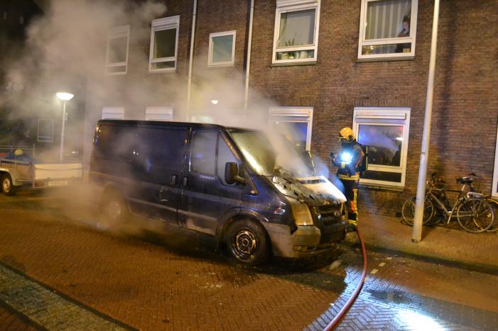 Motorcompartiment bestelbus volledig uitgebrand