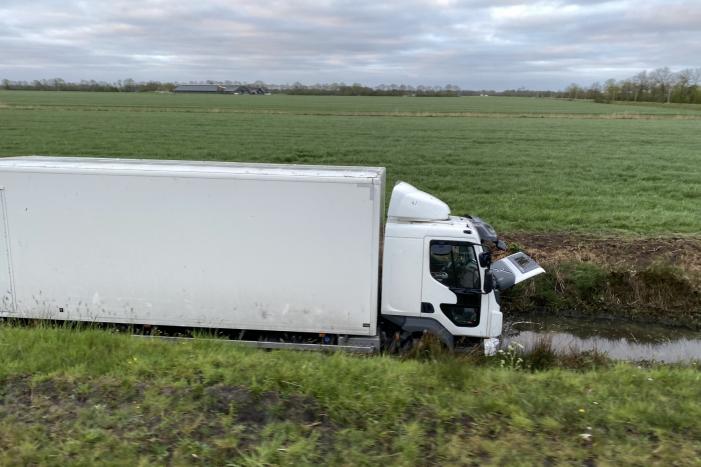 Vrachtwagen belandt in de sloot