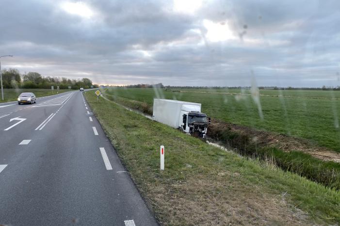 Vrachtwagen belandt in de sloot
