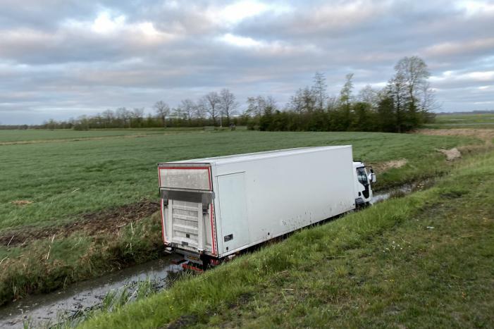 Vrachtwagen belandt in de sloot