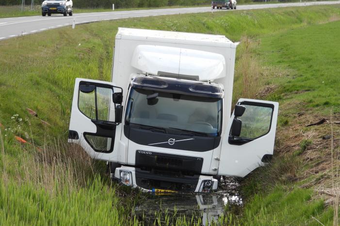 Vrachtwagen belandt in de sloot