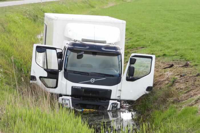 Vrachtwagen belandt in de sloot