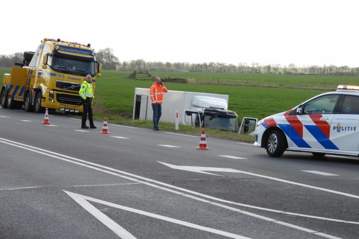 Vrachtwagen belandt in de sloot