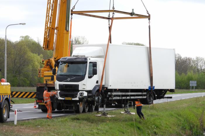 Vrachtwagen belandt in de sloot