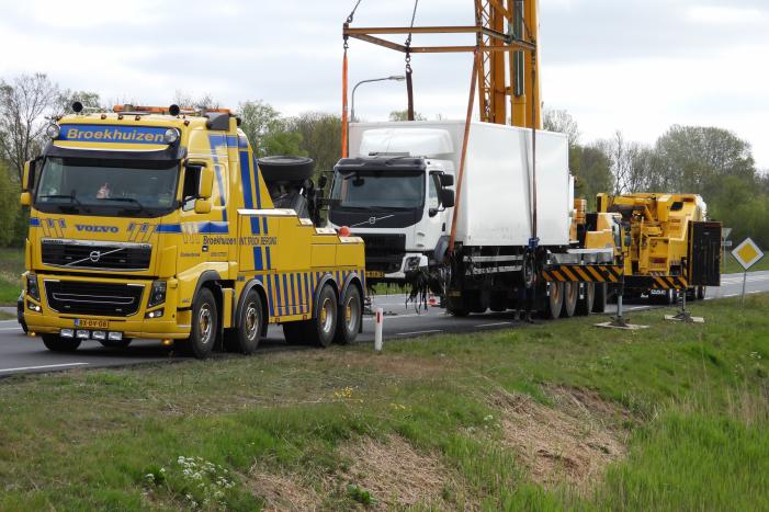Vrachtwagen belandt in de sloot