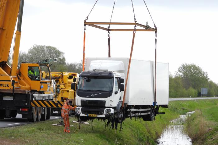 Vrachtwagen belandt in de sloot