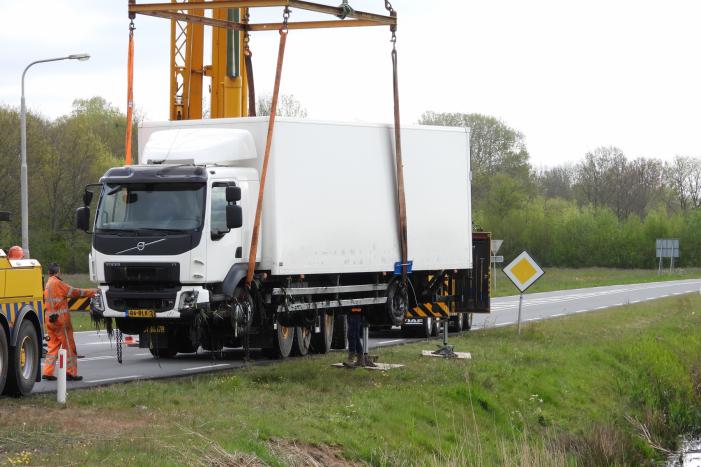 Vrachtwagen belandt in de sloot