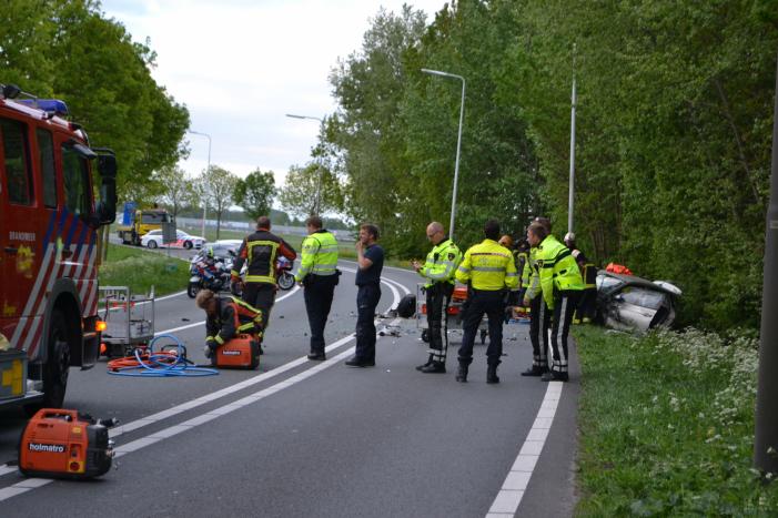 Twee personen zwaargewond na frontale aanrijding