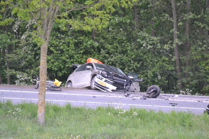Twee personen zwaargewond na frontale aanrijding