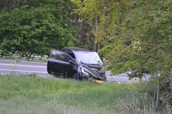 Twee personen zwaargewond na frontale aanrijding