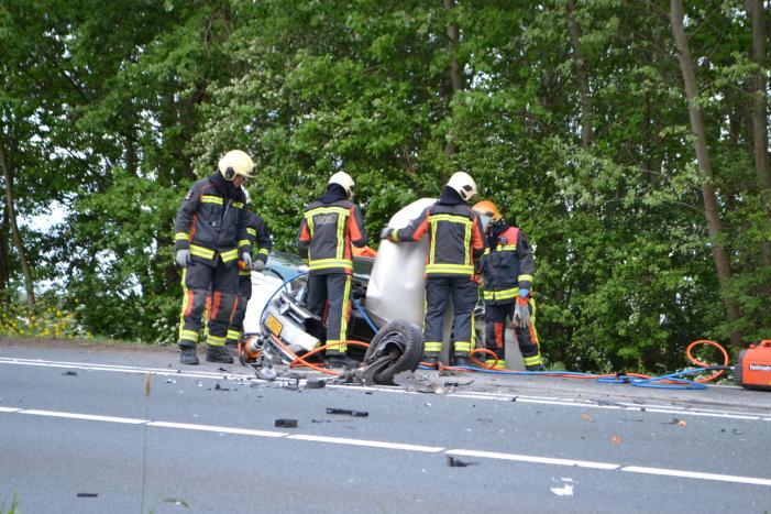 Twee personen zwaargewond na frontale aanrijding