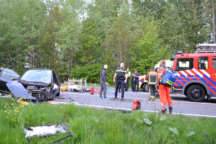 Twee personen zwaargewond na frontale aanrijding