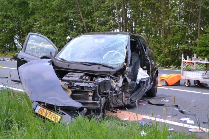 Twee personen zwaargewond na frontale aanrijding