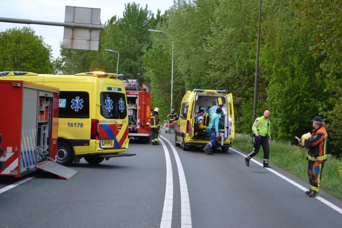 Twee personen zwaargewond na frontale aanrijding