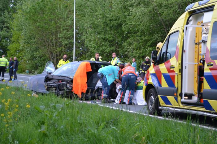 Twee personen zwaargewond na frontale aanrijding