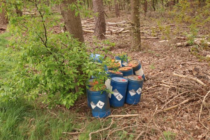 Meerdere vaten met mogelijk drugsafval gedumpt in bosschage
