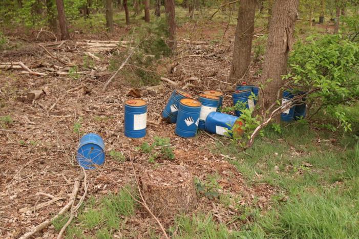 Meerdere vaten met mogelijk drugsafval gedumpt in bosschage