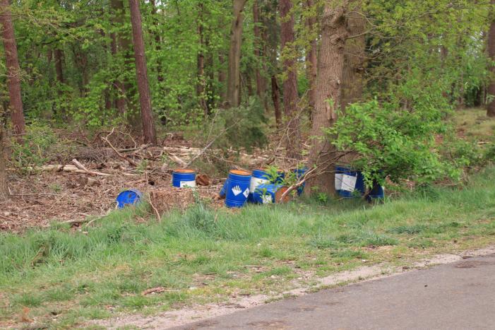 Meerdere vaten met mogelijk drugsafval gedumpt in bosschage