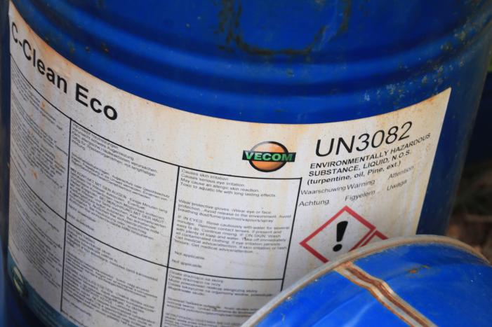 Meerdere vaten met mogelijk drugsafval gedumpt in bosschage