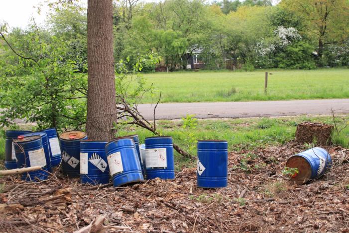 Meerdere vaten met mogelijk drugsafval gedumpt in bosschage