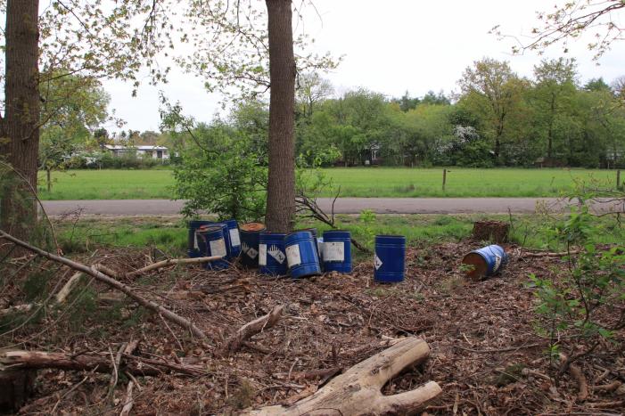 Meerdere vaten met mogelijk drugsafval gedumpt in bosschage
