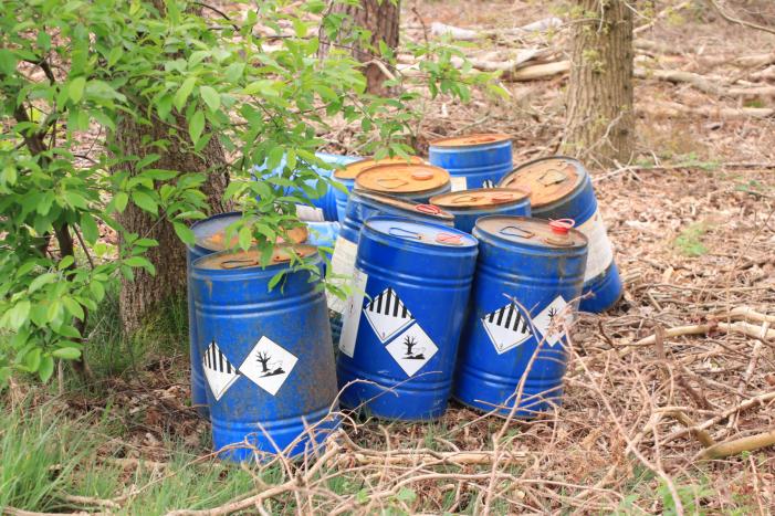 Meerdere vaten met mogelijk drugsafval gedumpt in bosschage