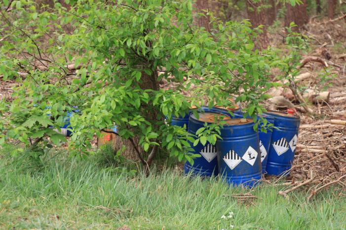 Meerdere vaten met mogelijk drugsafval gedumpt in bosschage
