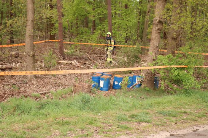 Meerdere vaten met mogelijk drugsafval gedumpt in bosschage