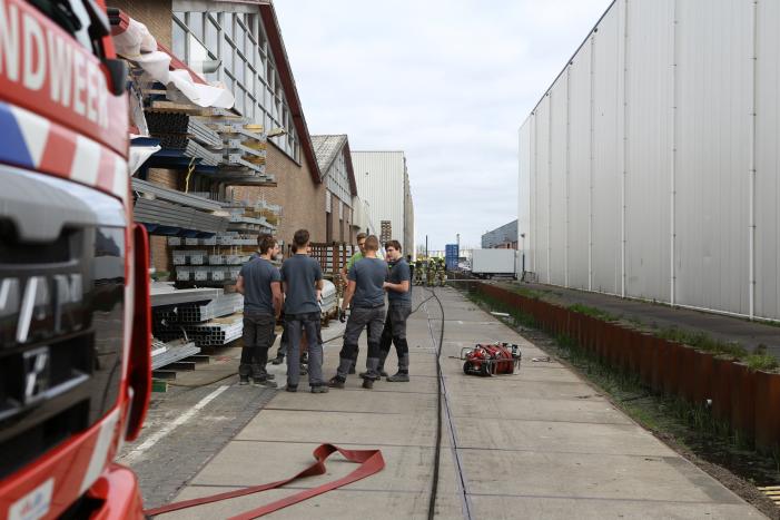 Compressor vat vlam in bedrijfspand