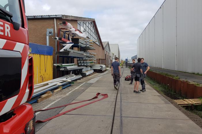 Compressor vat vlam in bedrijfspand