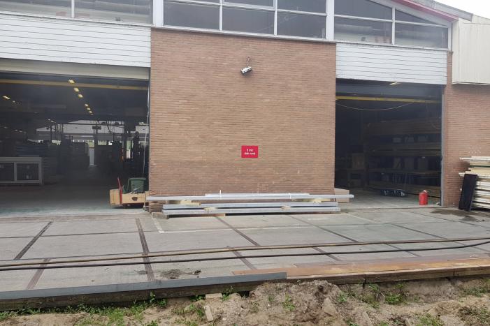 Compressor vat vlam in bedrijfspand