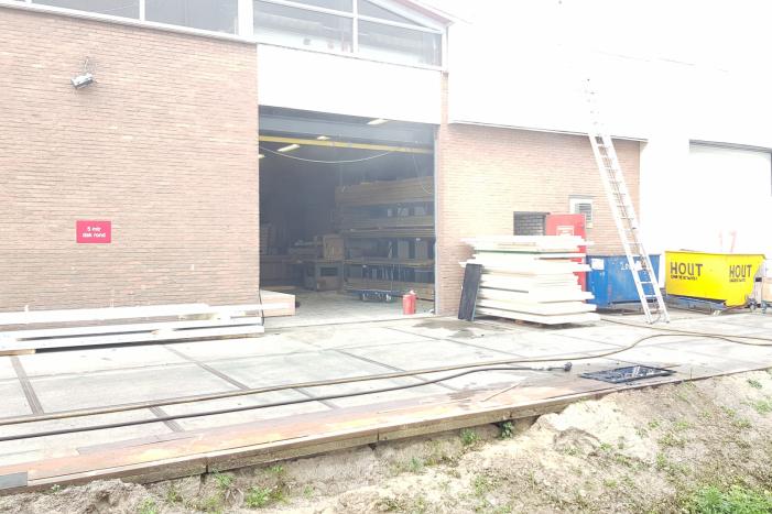 Compressor vat vlam in bedrijfspand