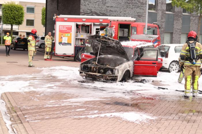 Auto brandt volledig uit