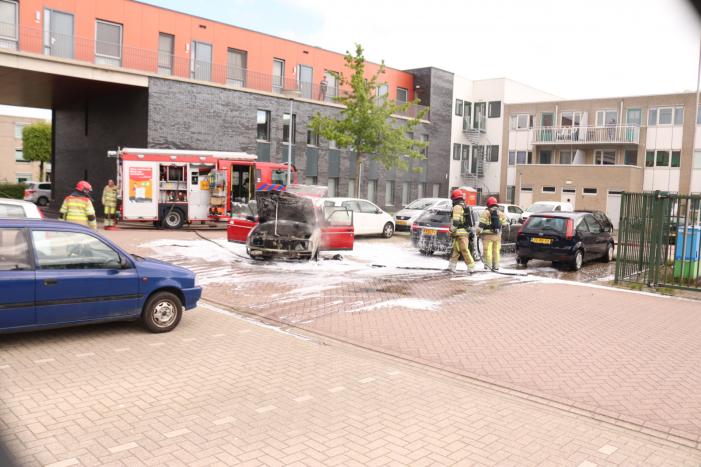 Auto brandt volledig uit