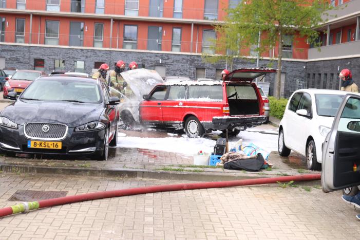 Auto brandt volledig uit