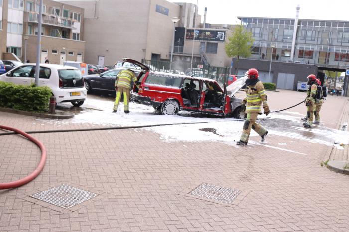Auto brandt volledig uit