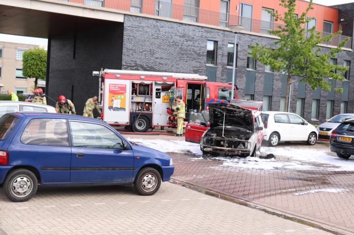Auto brandt volledig uit